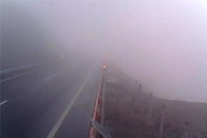 冬日駕車出行遇到團(tuán)霧怎么辦？學(xué)會(huì)這7招或許能保命！