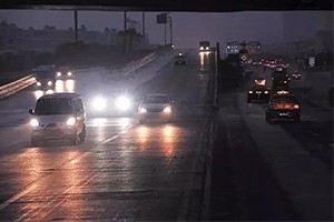 夜間開(kāi)車?yán)纤緳C(jī)都懂：走灰不走白，見(jiàn)黑停下來(lái)！