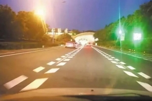 跑高速，遇到這種魚(yú)骨狀標(biāo)線千萬(wàn)要注意